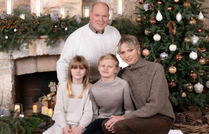 Jacques und Gabriella aus Monaco sind süß auf dem traditionellen Weihnachtsfoto