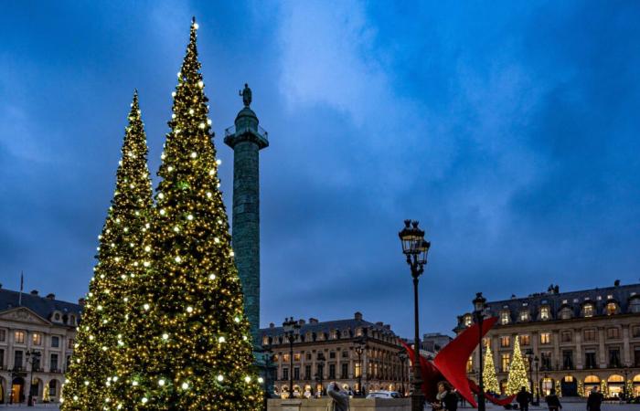 Die Weihnachtsbeleuchtung 2024 am Place Vendôme in Paris