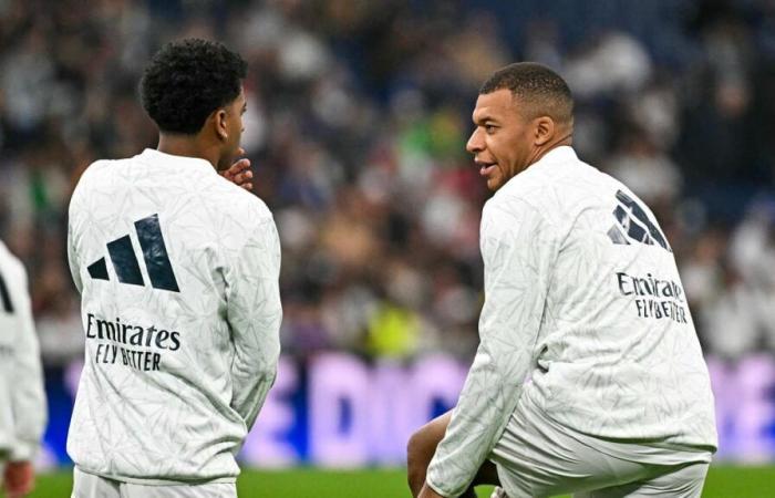 als Rodrygo anstelle von Mbappé einen Elfmeter schießen will, aber von Ancelotti zur Ordnung gerufen wird