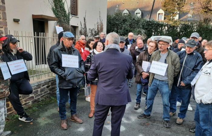 Sie demonstrieren gegen das mögliche Verschwinden eines Teiches