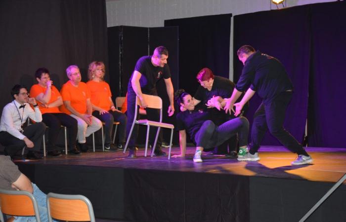 Zwei Schauspielerteams lieferten sich ein Improvisationsspiel in Saint-Bénigne • La Voix de l’Ain