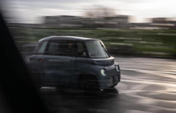 Er bedroht ein Paar mit einem Messer, flüchtet hinter das Steuer eines nicht zugelassenen Autos und hat eine Panne