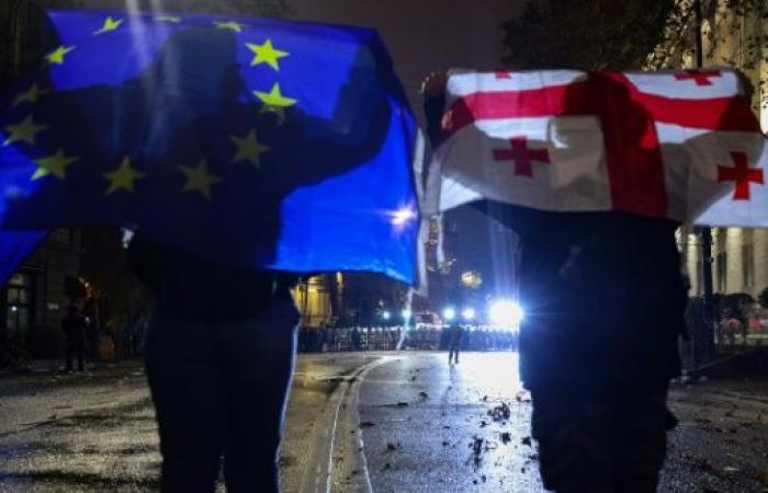 Am 6. Abend der Pro-EU-Proteste setzt die Polizei Wasserwerfer und Tränengas ein