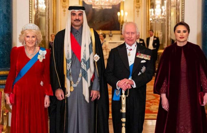 König Karl III. trägt das Gründerschwert von Katar und Emir Tamim trägt den Orden des Bades beim Staatsbankett in Buckingham