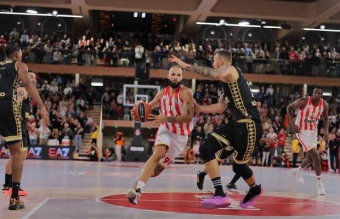 Monaco kassiert am Ende des Spiels gegen Evan Fourniers Olympiakos in der Euroleague