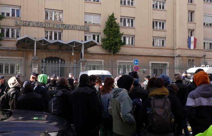 Feuer in einem besetzten Haus in Caluire. Hundert Obdachlose demonstrierten, um eine Umsiedlung zu fordern, drei Personen wurden festgenommen