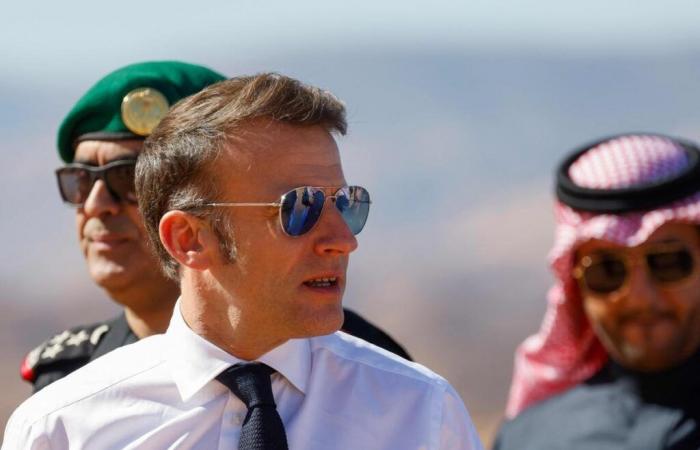 Weit weg von der Krise, Emmanuel Macron in der arabischen Wüste, als wäre nichts passiert