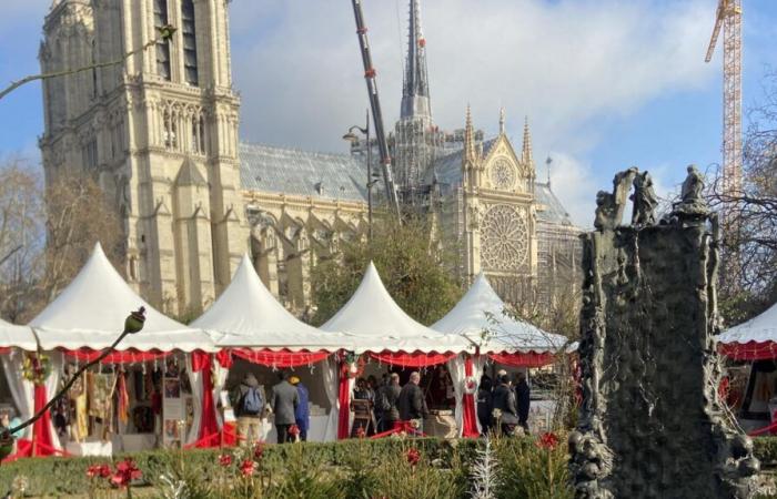 Eine Vendômoise stellt auf dem Platz vor Notre-Dame aus