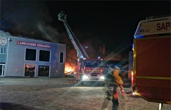 Feuerwehrleute im Großeinsatz und mit Drohnen zur Bekämpfung dieses Großbrandes in Lot-et-Garonne