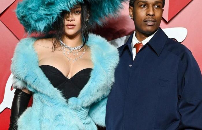 Rihanna überrascht bei den British Fashion Awards 2024 in einem blauen Pelzoutfit und einer XXL-Mütze