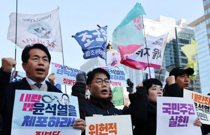 „Unsere Demokratie wird mit Füßen getreten, wenn wir ihn an der Macht lassen“: Südkoreaner gehen gegen den Kriegsrechtsversuch von Präsident Yoon auf die Straße