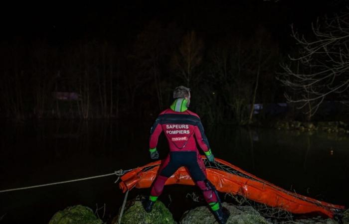 Die Leiche eines Kindes wurde in der Seine gefunden, Feuerwehrleute versuchen vergeblich, sie zu finden