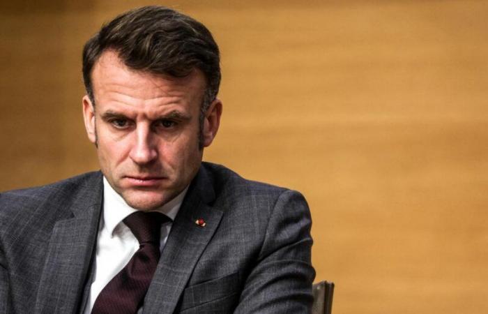 Emmanuel Macron verpflichtete sich, „innerhalb von achtundvierzig Stunden“ einen Namen bekannt zu geben, und brachte seinen „Willen“ zum Ausdruck, die Versammlung bis zum Ende seiner Amtszeit nicht aufzulösen