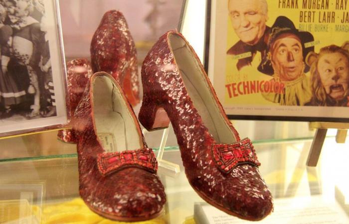 Judy Garlands rote Schuhe in „Der Zauberer von Oz“ wurden für 28 Millionen Dollar verkauft