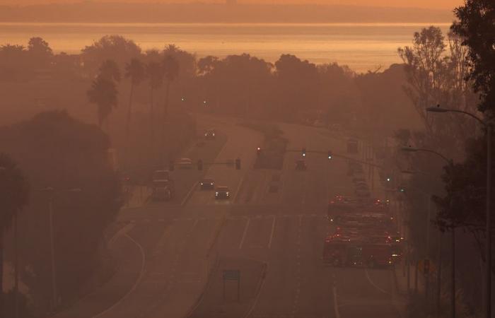 Waldbrand erzwingt Evakuierung in Malibu, Kalifornien; Studentenunterkunft vorhanden