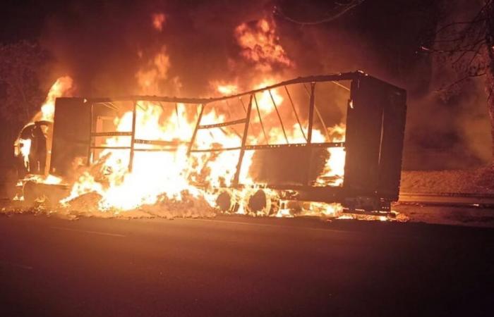 Auf der Autobahn A9 brennt ein Lastkraftwagen