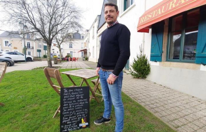 Der Besitzer einer Bar in der Loire-Atlantique prangert mit Humor den täglichen Hundekot auf seiner Terrasse an