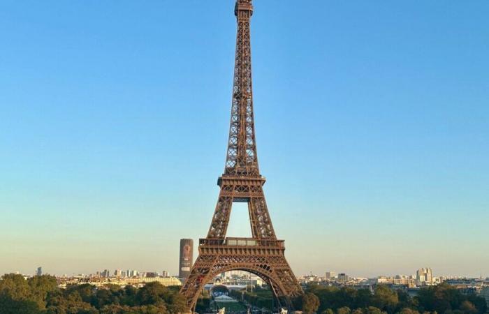 Paris: Ein Parkour-Champion vollführt einen 130 m hohen Salto auf dem Eiffelturm, ohne Sicherheit oder Genehmigung