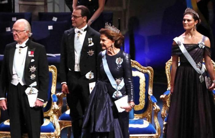 König Carl XVI. Gustaf verleiht die Nobelpreise im Kreise seiner gekrönten Familie