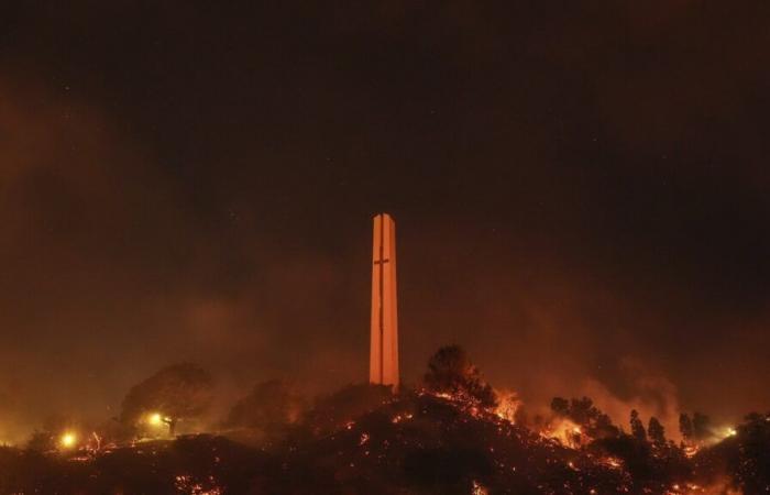 Als ein Feuer eine Universität in Kalifornien bedrohte, sagte die Schule, sie wisse, was zu tun sei