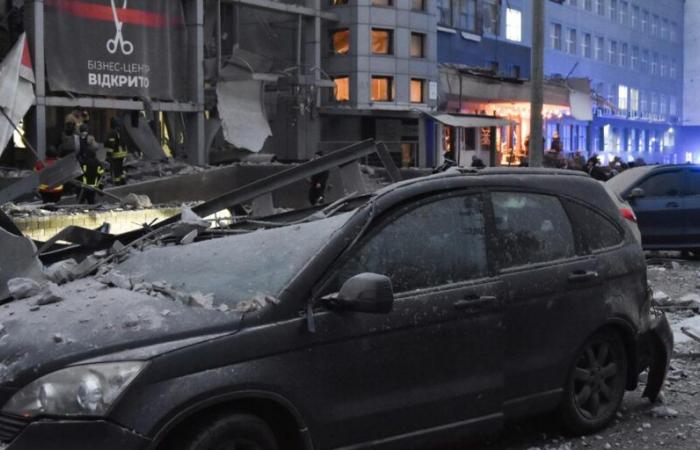 Bei einem russischen Luftangriff auf die Stadt Saporischschja wurden mindestens sechs Menschen getötet und neunzehn verletzt