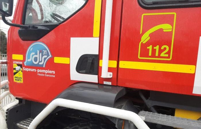 Rund zwanzig Feuerwehrleute bekämpfen einen Hausbrand südlich von Toulouse