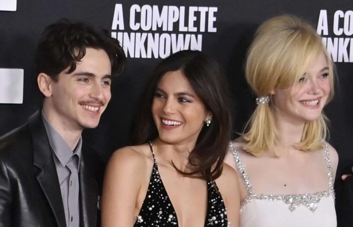 Timothée Chalamet präsentiert seinen Schnurrbart neben Elle Fanning, einer echten Vintage-Puppe