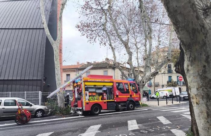 Das Dach der Saints-François-Kirche brennt, Feuerwehrleute werden mobilisiert