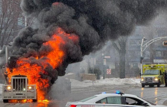 Ein beeindruckender Brand eines vollständig brennenden Lastwagens in Quebec