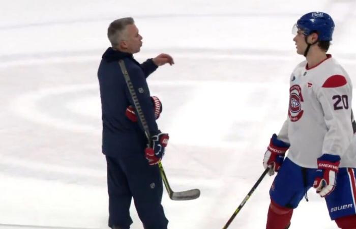 Lange Diskussion zwischen Juraj Slafkovsky und Martin St-Louis heute Morgen im Training