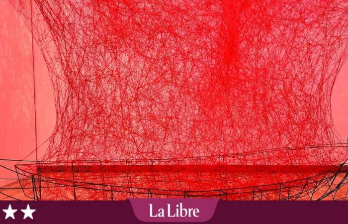 Chiharu Shiota webt auf wunderbare Weise die Fäden der Emotionen