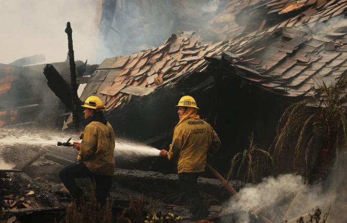 Feuer in Malibu: 18.000 Einwohner müssen evakuiert werden, da weiterhin die Brandwarnungen mit der roten Flagge bestehen