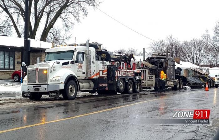 Ein beeindruckender Brand eines vollständig brennenden Lastwagens in Quebec