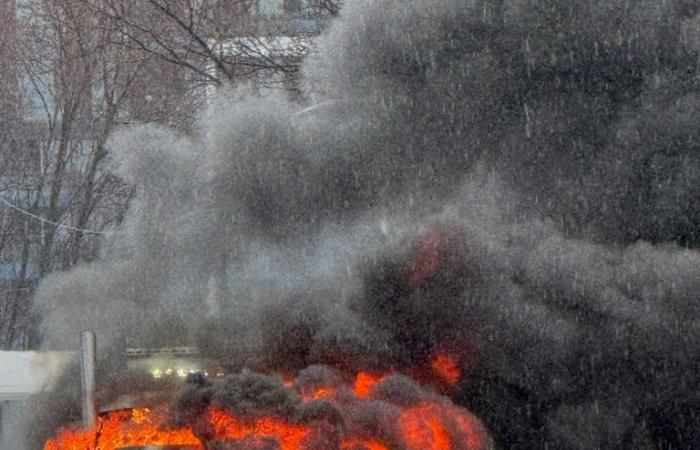 Ein beeindruckender Brand eines vollständig brennenden Lastwagens in Quebec