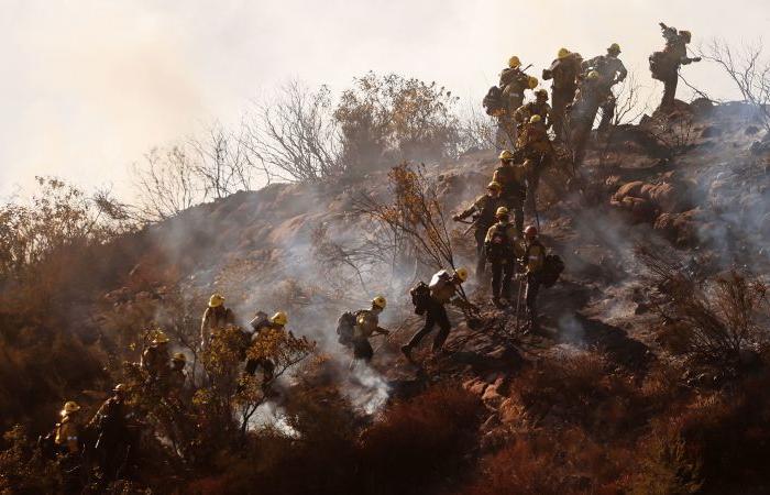 Feuer in Malibu: 18.000 Einwohner müssen evakuiert werden, da weiterhin die Brandwarnungen mit der roten Flagge bestehen