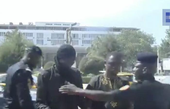 Verhaftung des Aktivisten Abdou Karim Gueye bekannt als Xrum Xax vor der Nationalversammlung (Video)