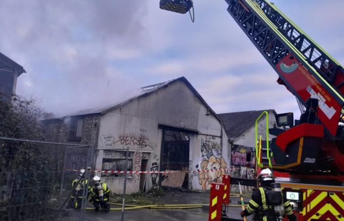 Ein Feuer zerstört einen verlassenen Hangar im Ödland von Saint-Sauveur