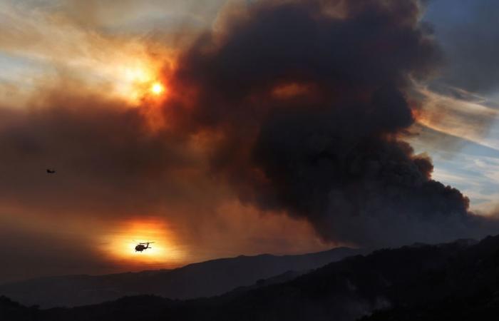 Feuer in Malibu: 18.000 Einwohner müssen evakuiert werden, da weiterhin die Brandwarnungen mit der roten Flagge bestehen