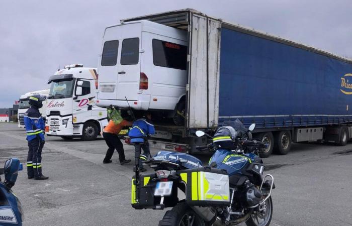 Der Transporter im Anhänger eines Lastkraftwagens scheint unsicher im Gleichgewicht zu sein: Können wir sperrige Gegenstände aus dem Kofferraum ragen lassen?