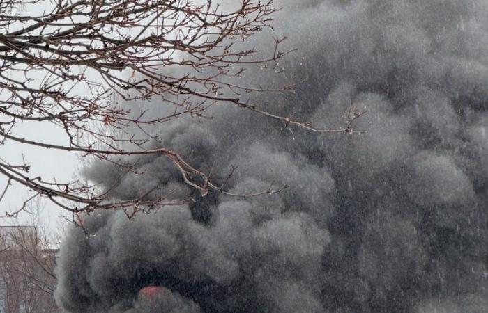 Ein beeindruckender Brand eines vollständig brennenden Lastwagens in Quebec