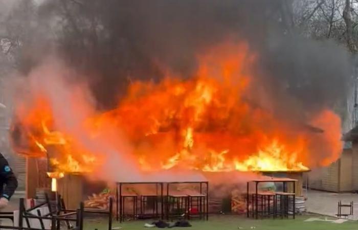 In einer Weihnachtsmarkthütte bricht ein beeindruckender Brand aus, weitere Chalets sind betroffen