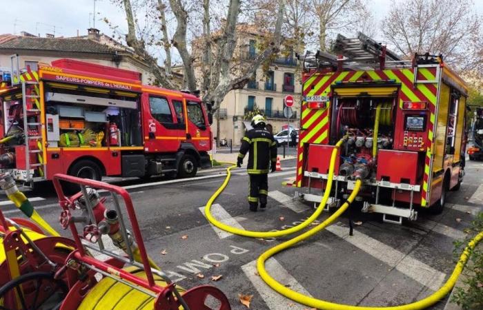 Das Dach der Saints-François-Kirche brennt, Feuerwehrleute werden mobilisiert