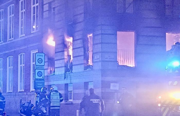 ein spektakulärer Wohnungsbrand in der Nähe des Stadttheaters