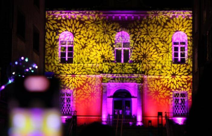 Der Weihnachtsmarkt findet im Herzen der Stadt statt