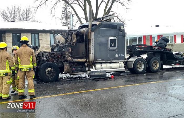 Ein beeindruckender Brand eines vollständig brennenden Lastwagens in Quebec