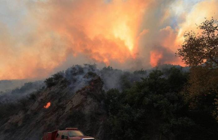 Flammen verwüsten Malibu, Tausende Menschen werden evakuiert