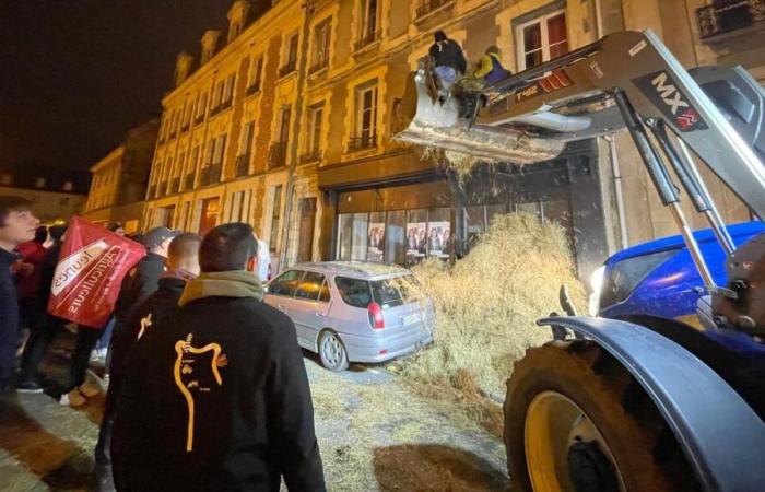 Nachtaktion der Jungbauern von La Manche vor dem Büro der Abgeordneten Anna Pic