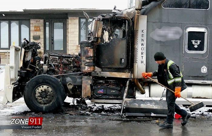 Ein beeindruckender Brand eines vollständig brennenden Lastwagens in Quebec