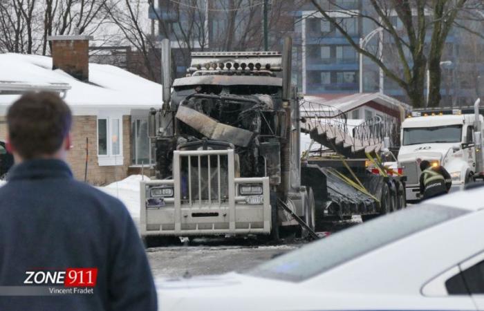 Ein beeindruckender Brand eines vollständig brennenden Lastwagens in Quebec