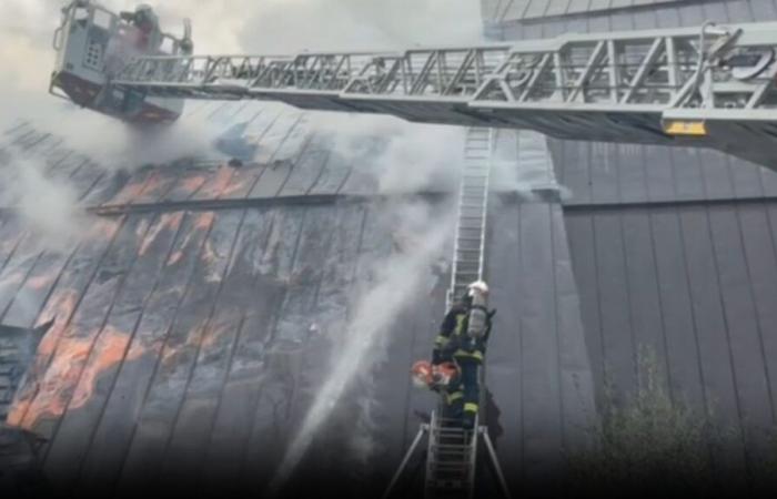 FOTOS – Rund hundert Feuerwehrleute waren im Einsatz, um den Brand auf dem Dach der Kirche Saints François in Montpellier zu bekämpfen